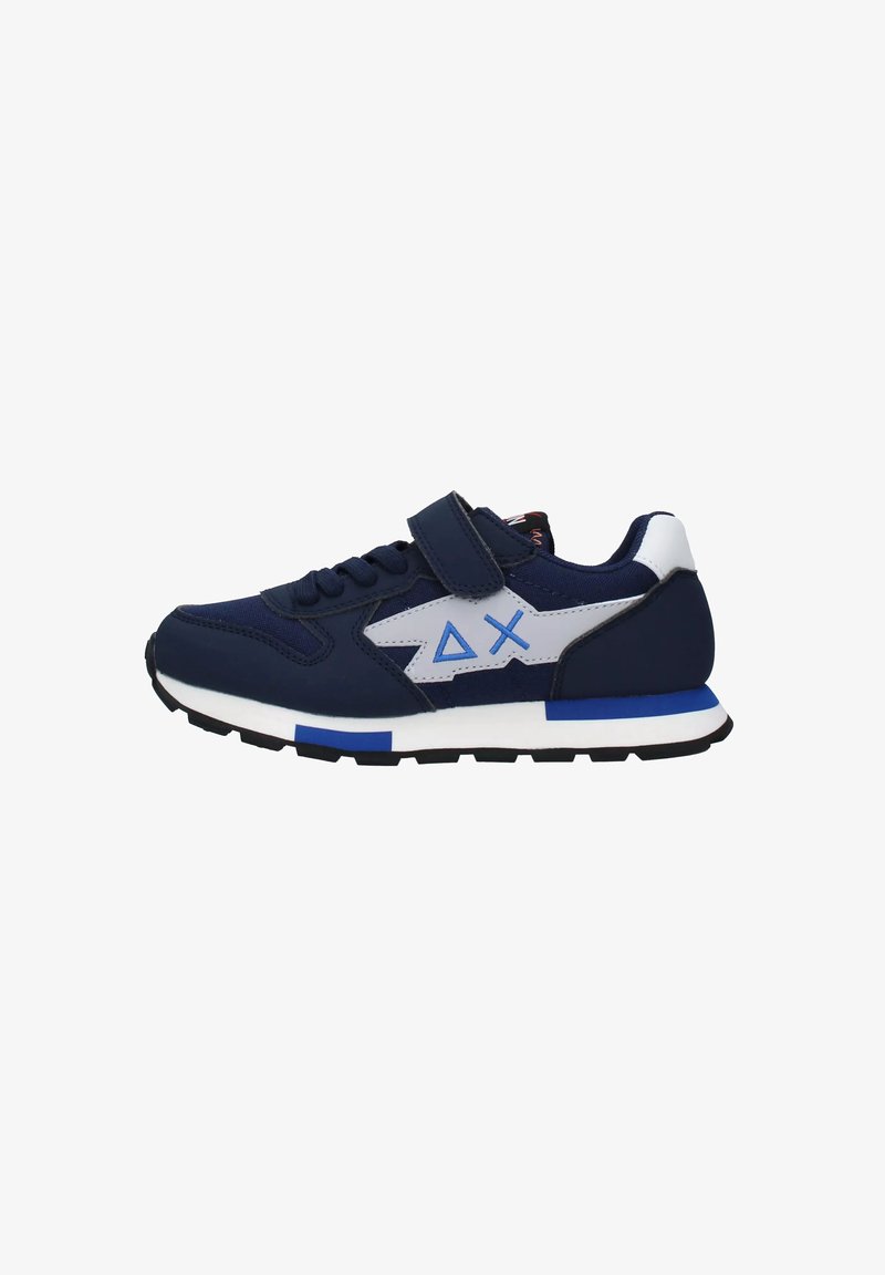 Chaussure de sport bleu marine avec des accents blancs et bleus, fermeture à velcro, laçage frontal, et une semelle noire avec des détails bleus et blancs.