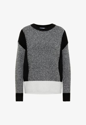 Dziany sweter z wzorem bloków kolorów w czerni, szarości i bieli; prążkowana faktura; okrągły dekolt; długie rękawy; kontrastujące mankiety.