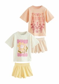 Twee grafische T-shirts in licht perzik en room, met afbeeldingen van vlinders en bloemen, gecombineerd met gestreepte en effen gele shorts. Katoenen materiaal.