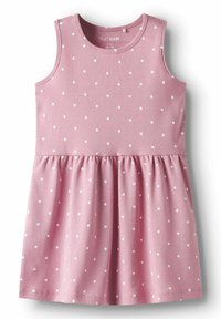 Robe sans manches rose en tissu doux avec des pois blancs. Jupe évasée avec un détail froncé à la taille. Encolure ronde.