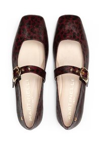 Zapatos estilo Mary Jane con punta cuadrada, de patrón de print de leopardo marrón y negro, con una correa de hebilla dorada y un forro interior suave.