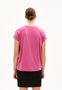 ARMEDANGELS IDAA LOGO - Basic T-shirt - crushed berry