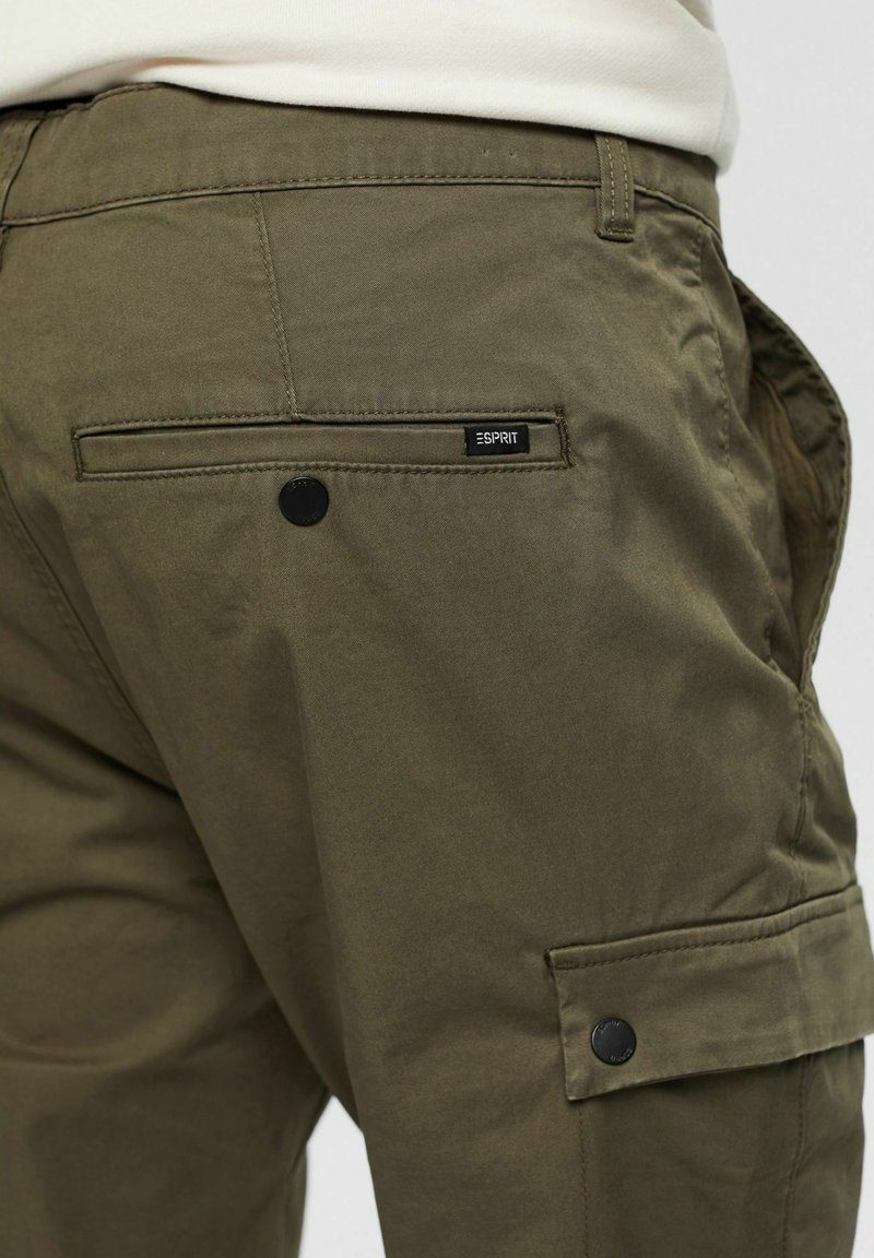 Herren Chinos | Esprit Cargohose dark khaki/grün-metallic - YE34444 Herren Chinos | Esprit Cargohose dark khaki/grün-metallic - YE34444