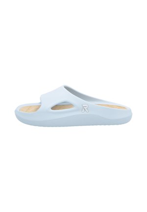 Sandale slip-on bleu clair avec une semelle texturée, design ouvert et détails découpés. Présente un logo de marque sur le côté.