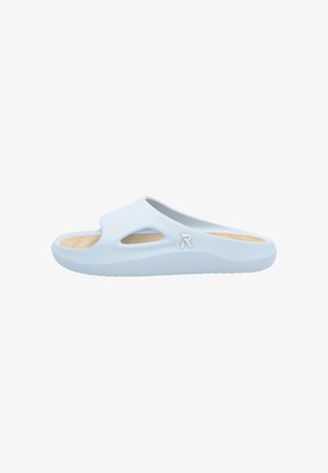Sandale slip-on bleu clair avec une semelle texturée, design ouvert et détails découpés. Présente un logo de marque sur le côté.