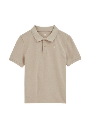 Bézs rövid ujjú galléros póló két gombbal és egy kis hímzett logóval a bal mellrészen, fehér háttéren elhelyezve.