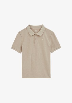 Beżowa koszulka polo z krótkim rękawem, dwoma guzikami i małym haftowanym logo na lewej piersi, rozłożona na płasko na białym tle.