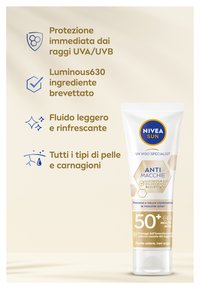 Fluido viso anti-macchie NIVEA SUN in un tubo bianco con accenti blu e oro. Offre protezione UVA/UVB e contiene l'ingrediente Luminous 630.