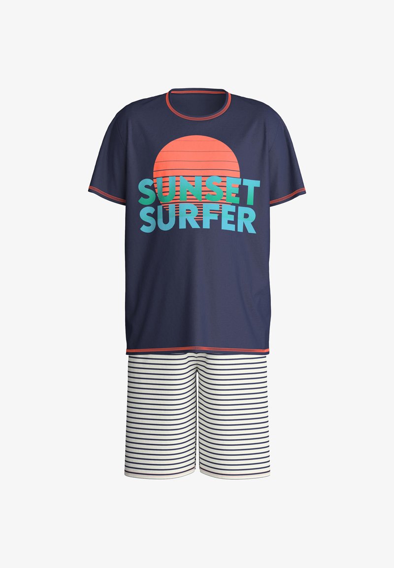 Marineblaues kurzärmliges Oberteil mit dem Text "SUNSET SURFER" und einer orangen Sonne, kombiniert mit weißen Shorts mit marineblauen horizontalen Streifen.