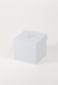 Hvid tekstureret kasse med låg, prydet med et guld trekantet logo på forsiden. Kompakt, kvadratisk form designet til opbevaring eller emballage.
