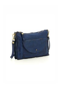 Clutch bag in pelle blu con tasca frontale, hardware dorato, chiusura con zip e tracolla removibile. Texture liscia e design minimalista.