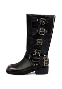 Botas de cuero negro hasta la rodilla con múltiples hebillas de plata, una correa con un anillo ovalado y un tacón bajo y apilado. Textura suave, diseño resistente.
