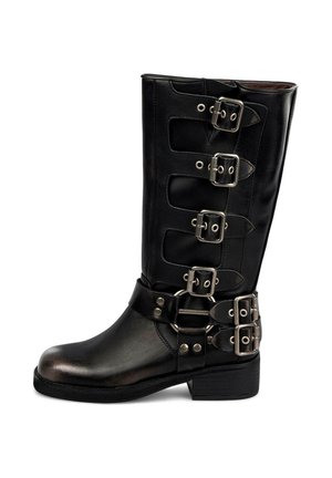 Botas de cuero negro hasta la rodilla con múltiples hebillas de plata, una correa con un anillo ovalado y un tacón bajo y apilado. Textura suave, diseño resistente.