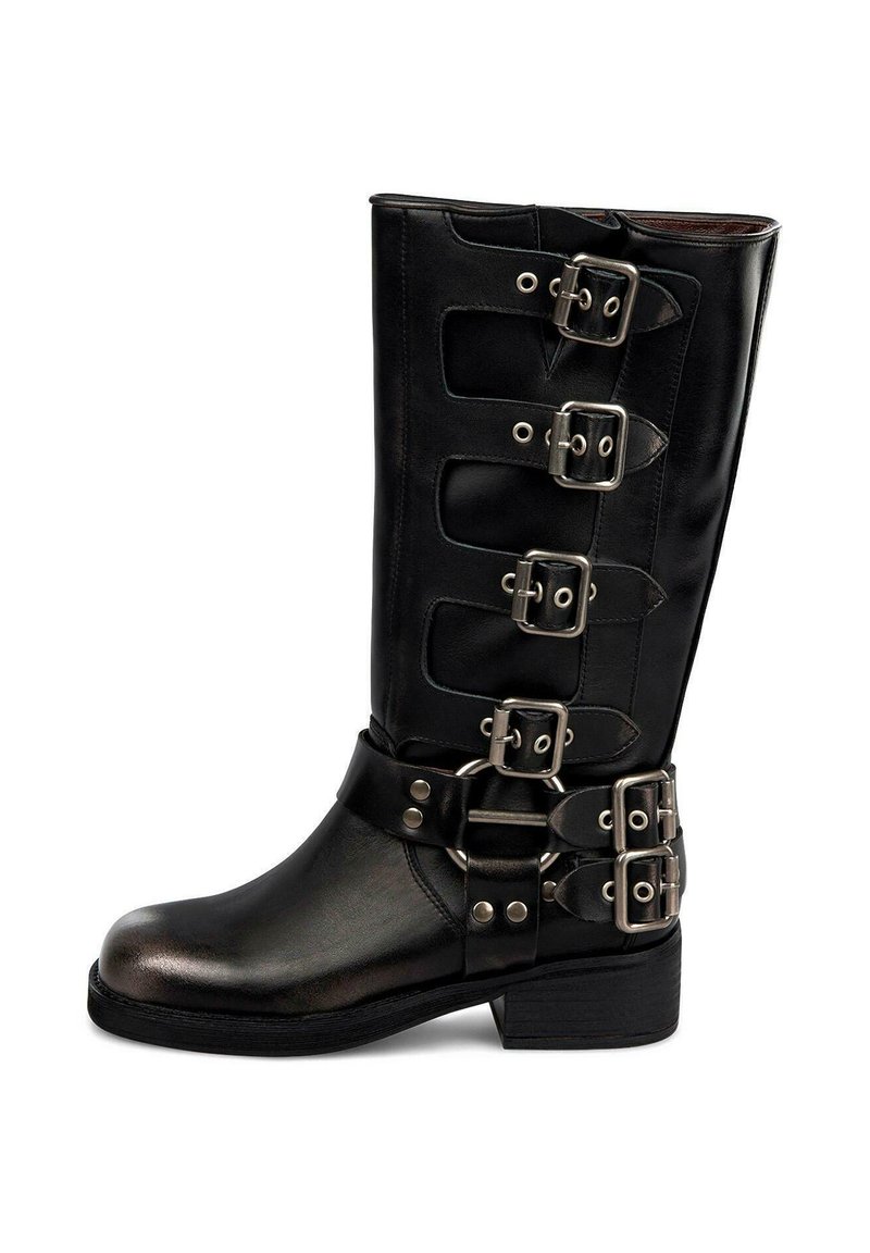 Botas de cuero negro hasta la rodilla con múltiples hebillas de plata, una correa con un anillo ovalado y un tacón bajo y apilado. Textura suave, diseño resistente.