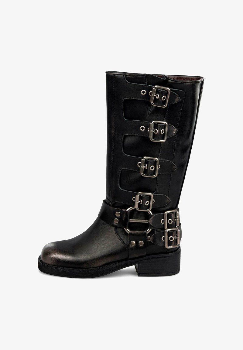 Czarne skórzane wysokie buty na kolana z wieloma srebrnymi klamrami, paskiem z owalnym pierścieniem i niskim, grubym obcasem. Gładka tekstura, solidna konstrukcja.