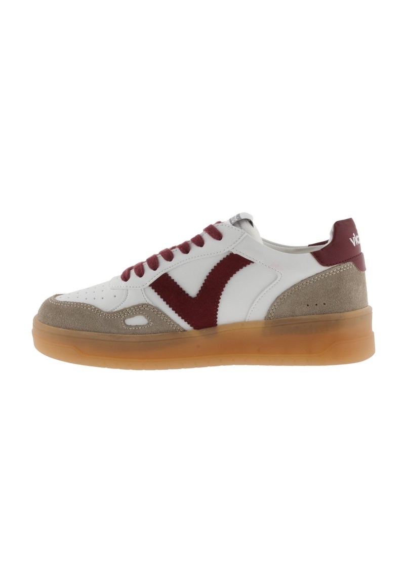 Sneaker bianco e beige con un accento in suede bordeaux, punta tonda, suola piatta in gomma e logo a contrasto sul tallone.