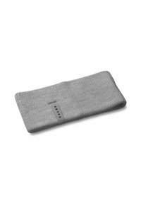 Cerchietto grigio a coste con design piatto. Presenta una superficie testurizzata e una piccola etichetta di tessuto cucita su un lato.