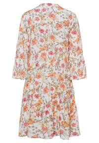 Hvid kjole med pink, orange og gul blomster mønster, trekvartærmer og en lagdelt nederdel, vist fra ryggen.