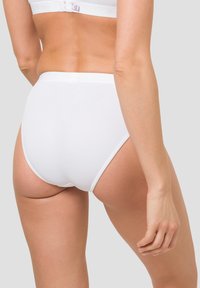 Weiße, hochtaillierte Unterwäsche aus glattem Baumwollstoff. Mit einem weichen, elastischen Bund und minimaler Naht. Schlichtes und nahtloses Design.