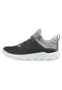Dunkelgrauer Sportschuh mit strukturiertem Obermaterial, kontrastierenden grauen Akzenten und einer weißen, robusten Sohle. Verfügt über Mesh-Einsätze und ein Schnürdesign.