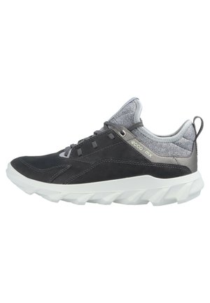 Dunkelgrauer Sportschuh mit strukturiertem Obermaterial, kontrastierenden grauen Akzenten und einer weißen, robusten Sohle. Verfügt über Mesh-Einsätze und ein Schnürdesign.