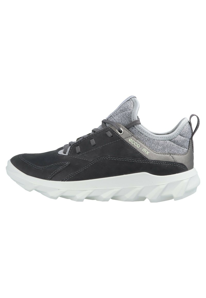 Dunkelgrauer Sportschuh mit strukturiertem Obermaterial, kontrastierenden grauen Akzenten und einer weißen, robusten Sohle. Verfügt über Mesh-Einsätze und ein Schnürdesign.