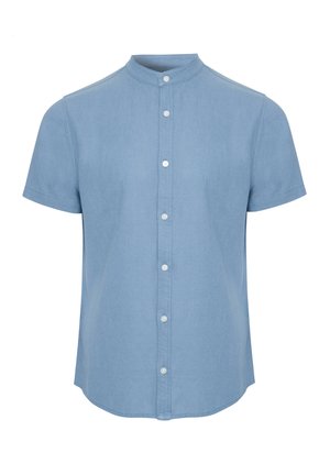 Krátký rukáv, světle modrá košile s mandarin límcem a předním zapínáním na knoflíky. Hladká textura, volný střih a zaoblený lem.