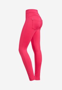 Leggings rosa aderenti con vita alta, realizzati in materiale elasticizzato. Presentano due tasche posteriori e cuciture visibili lungo le gambe.