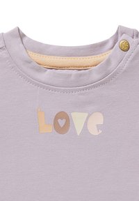 Lichtpaarse katoenen shirt met een ronde halslijn en drukknoopsluiting. De tekst "LOVE" in pastelkleuren bevat hart- en driehoekvormige letters.