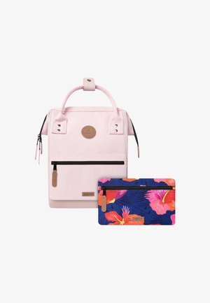 Rosa Rucksack mit strukturiertem Finish, ausgestattet mit einem oberen Griff, einer vorderen Reißverschlusstasche und einem abnehmbaren Beutel mit Blumenmuster.