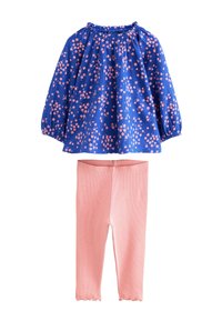Top a maniche lunghe con stampa floreale blu e fiori rosa, scollo arricciato, abbinato a leggings rosa a costine con orlo smerlato.