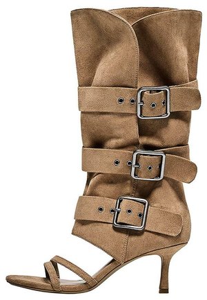 Cizme din piele întoarsă culoarea tabac cu vârf deschis până la mijlocul gambei, prevăzute cu trei barete reglabile cu cataramă și toc subțire înalt.