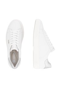 White sneakers made of smooth leather with a rubber sole, featuring a flat lace-up design and metallic accents on the heel.