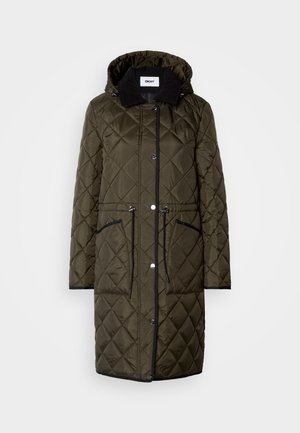 Parka matelassé vert olive avec une capuche, des poches avant et une taille cintrée. Caractéristiques de matériel argenté et de bordures noires le long des bords.