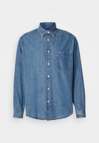 Camicia in denim azzurro chiaro, design con bottoni, maniche lunghe, colletto a punta, taschino sul petto con etichetta, texture uniforme e cuciture a contrasto.