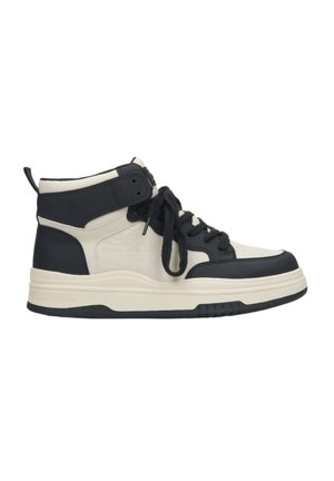 Wysokie sneakersy w czarno-kremowej kolorystyce, wykonane ze skóry, z teksturowanymi akcentami oraz czarnymi sznurówkami, z dodatkowym wzmocnieniem w podeszwie.