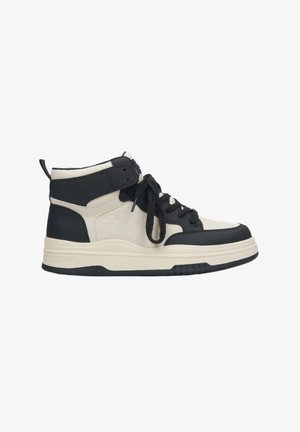 Wysokie sneakersy w czarno-kremowej kolorystyce, wykonane ze skóry, z teksturowanymi akcentami oraz czarnymi sznurówkami, z dodatkowym wzmocnieniem w podeszwie.