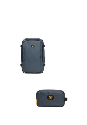 Dos bolsas CAT de color gris oscuro, una mochila vertical y una bolsa horizontal, ambas con detalles de acento amarillo sobre fondo blanco.