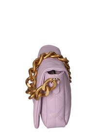 Borsa a tracolla in pelle rosa trapuntata con catena dorata, caratterizzata da una forma rettangolare e una tasca laterale con zip. La superficie testurizzata aggiunge dettagli.