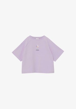 Chemise courte en lin lavande avec col rond et petit texte "Spring Flowers" ainsi qu'un graphique coloré de fleurs centrés sur la poitrine.