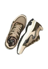Zapatillas con un diseño de materiales mixtos que presentan malla beige, acentos de piel de ante verde oliva y una suela de goma negra. Interior con un notable patrón de camuflaje.
