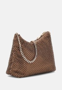 Bruine handtas met textuur, voorzien van een kettingband en ritssluiting, met een gevlochten ontwerp en een ronde silhouette.