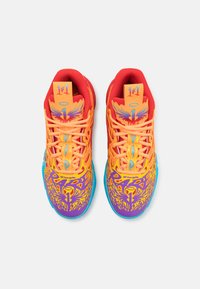 Kirkkaan oranssit lenkkarit, joissa on punainen sisusta, hienovaraisilla violeteilla kuvioilla ja turkoosilla pohjalla. Varustettu vahvistetuilla nauhoilla ja merkeillä.