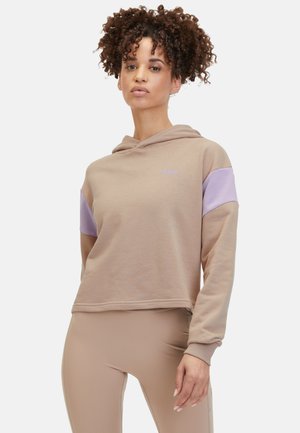 Hoodie cropped beige con un pannello lavanda sulle spalle. Tessuto misto cotone, presenta un cappuccio con cordino e logo ricamato sul petto.