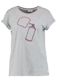 Camiseta de algodón gris con mangas cortas enrolladas. Presenta un diseño colorido de una lata de spray bordado con una forma de nube encima.