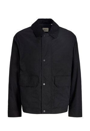 Sort jakke til mænd med fløjlsagtig krave, trykknaplukning foran og to store klaplommer i taljehøjde.