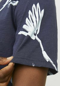 Jack & Jones PREMIUM ALL OVER RUNDHALS - T-shirt med print - navy blazer