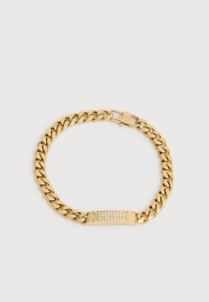 Guld kædearmbånd med en rektangulær plade dekoreret med små klare krystaller, sikret med en bokslås, på en hvid baggrund.