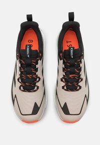Adidas Terrex FREE GTX - Zapatillas de senderismo - beige/core black/semi impact orange