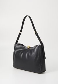 Borsa in pelle nera dalla forma arrotondata, con chiusura a sfera dorata e tracolla regolabile. Texture liscia, design minimalista.